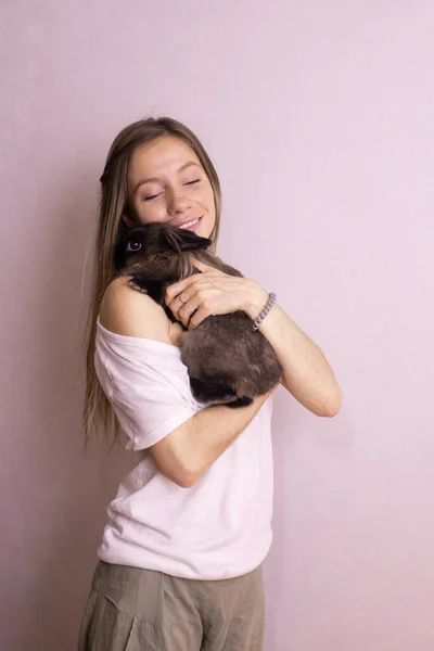 Jovem Com Coelho Adorável Dentro Casa Perto Adorável Animal Estimação — Fotografia de Stock