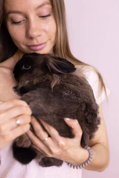 Крупный План Девушка Очаровательным Кроликом Помещении Закрыть Любимые Животные Домашние — стоковое фото