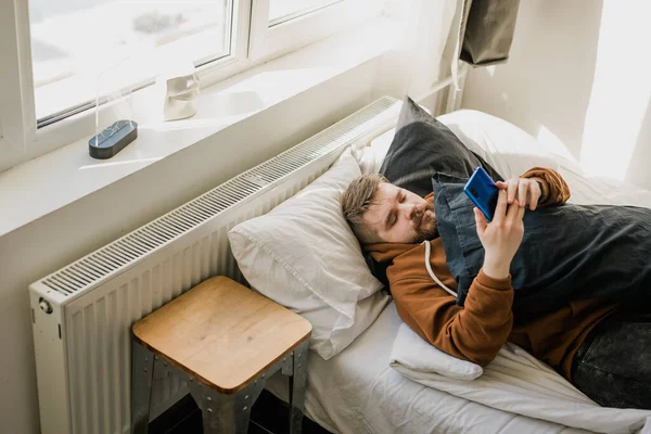 Freelance Man Using Mobile Phone Checking Social Media Network Feed — Stock Photo, Image