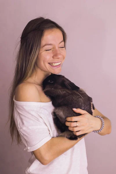 Молодая Женщина Очаровательным Кроликом Помещении Закройте Любимые Животные Домашние Животные — стоковое фото