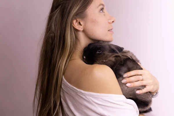Kvinna Som Håller Söt Fluffig Kanin Djur Och Husdjur — Stockfoto