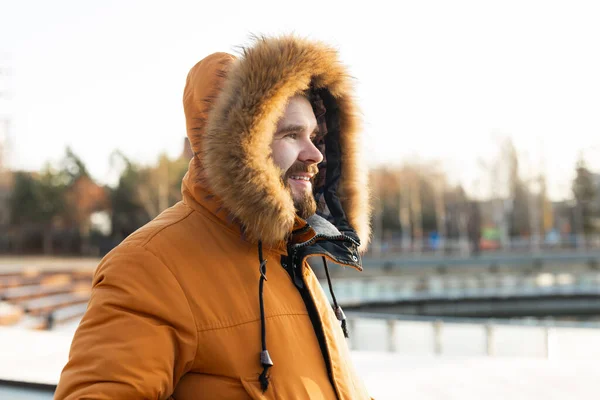 冬の服を着たハンサムな髭の男の屋外冬の肖像画 男は雪の公園でコートを身に着けている 季節と寒い天候 — ストック写真