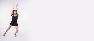 Latin dansı veya striptiz dansı çağdaş ve bachata bayanı pankartı - Kadın doğaçlama beyaz arka plan ile metin alanı ve yeri ile dans ediyor