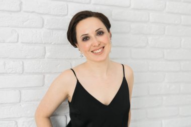 Şık giyinen bekar bir bayan öğrenci mutlu bir şekilde gülüyor, evde dinleniyor - milenyum kızı ve duygu konsepti