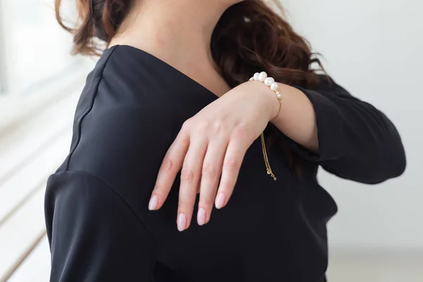 Närbild Kvinna Bär Pärla Armband Smycken Bijouterie Och Tillbehör — Stockfoto