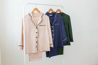 Kıyafet perakende konsepti. Elbise mağazasında kadın pijamaları. Pijama dükkanda. Reklam, satış, moda ve alışveriş