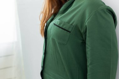 Yakın çekim detayı ve pijamanın kumaş dokusu. Ev ödevi, uyku tulumu, alışveriş ve indirim..