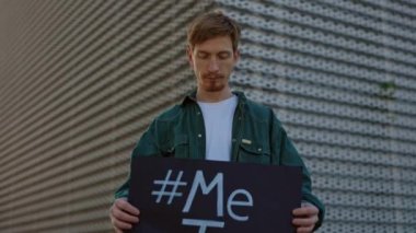 Kızıl saçlı adam benimle şehir caddesinde duruyor.