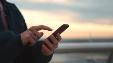 Akıllı telefon ekranına tıklayan erkek ellerini kapat