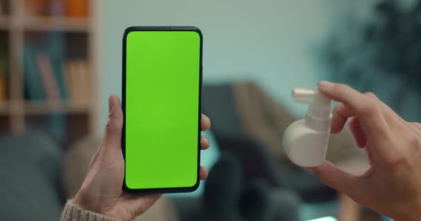 緑の画面の携帯電話を使用している女性医師との呼び出し — ストック動画