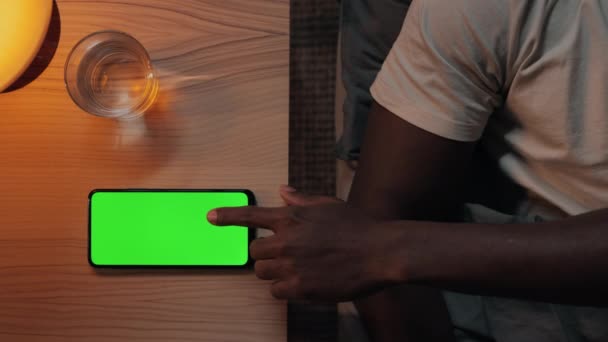 Férfi megható zöld mobil képernyő, miközben fekszik az ágyban — Stock videók
