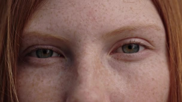 Primer plano de pecosa pelirroja con ojos azules — Vídeos de Stock