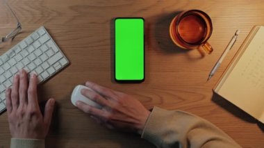 Renkli tuş ekranı ve klavyesi olan mobil kullanan adam