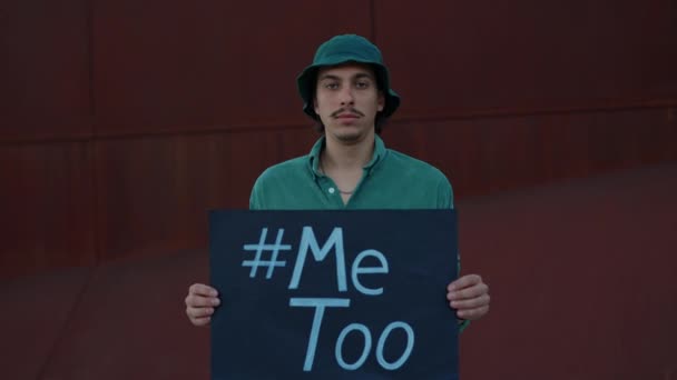 Portrait of man holding cardboard with hashtag me too — Stock Video