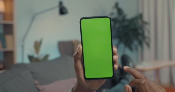 非洲裔美国人在手机绿色屏幕上滚动的特写 — 图库视频影像