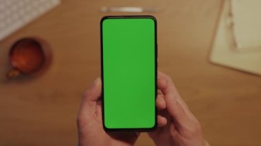 Erkek ellerinde yeşil ekranlı akıllı telefonu kapat