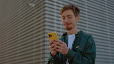 Sokakta cep telefonu kullanan pozitif kızıl adam.