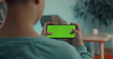 Krom anahtar ekranlı cep telefonunu erkek ellerinde kapat