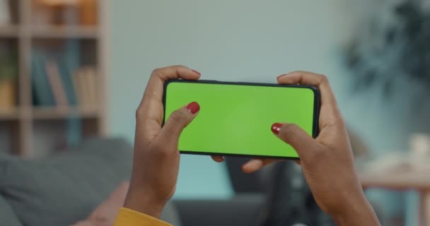 Mujer mensajes de texto en el teléfono inteligente con pantalla vacía verde — Vídeos de Stock