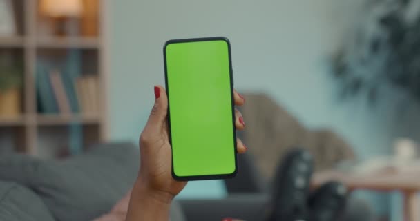 拿着装有绿色模拟屏幕的智能手机的非裔美国妇女 — 图库视频影像