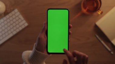 Kadın ellerinde yeşil ekranlı cep telefonunu kapat