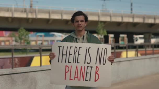 B gezegeni olmayan bir erkek gönüllü pankart taşıyor. — Stok video