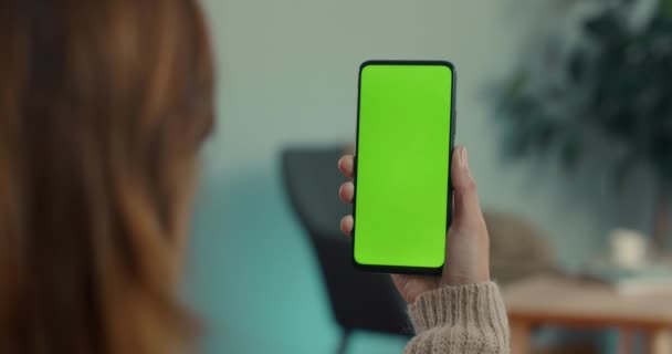 在家里用带有绿色屏幕的智能手机的女人 — 图库视频影像