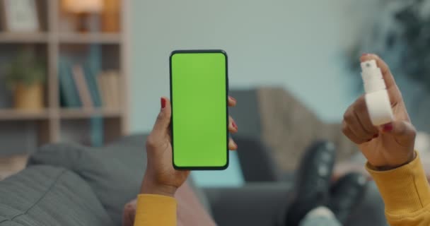 Mujer usando el móvil de pantalla verde para videoconferencia con el médico — Vídeo de stock