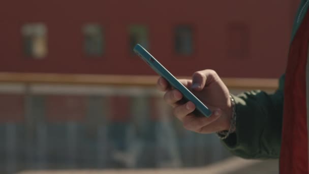 Közelkép a férfi személy séta és sms-ezés okostelefonon — Stock videók