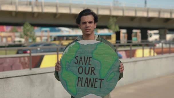 Mężczyzna hipster trzyma uratować naszą planetę sztandar na zewnątrz — Wideo stockowe