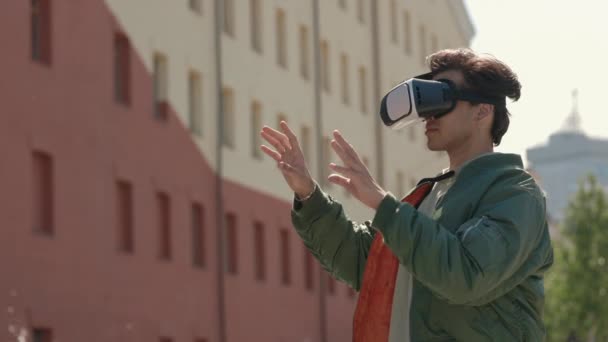 Açık havada 3 boyutlu oyun için VR gözlük kullanan şık bir adam. — Stok video