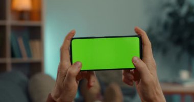 Krom Anahtar Ekranlı Akıllı Telefon Kullanan Adam