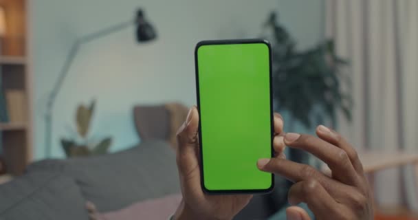 使用绿色屏幕智能手机的非洲裔美国人的近照 — 图库视频影像
