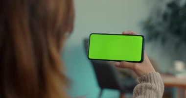 Kadın eli yeşil ekranlı akıllı telefonu kapat