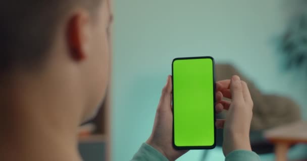 Homme défilant avec le doigt sur l'écran chromatique de la clé mobile — Video