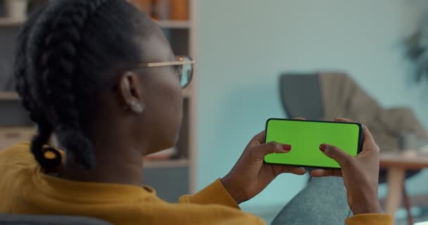 Femme afro-américaine texter sur l'écran vert du smartphone — Video