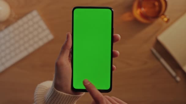 Руки женщины скользят по зеленому экрану современного мобильного телефона — стоковое видео