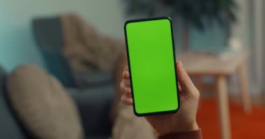 Krom ekran ile akıllı telefonu tutan adama yaklaş