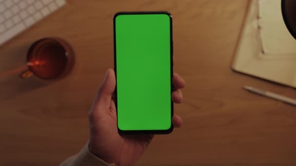 Mužské ruce držící smartphone se zelenou mokup obrazovkou — Stock video