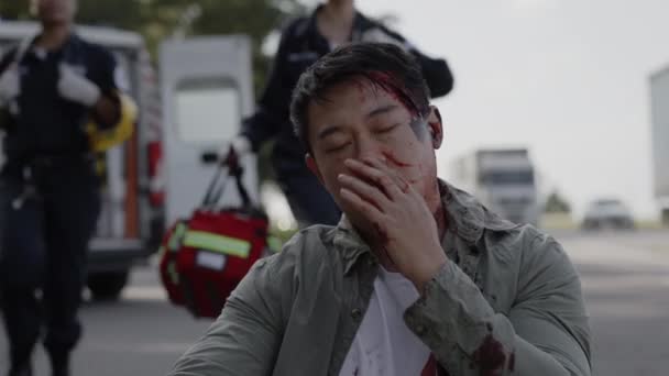 血液中のアジア人は救急車から応急処置を受けてる — ストック動画
