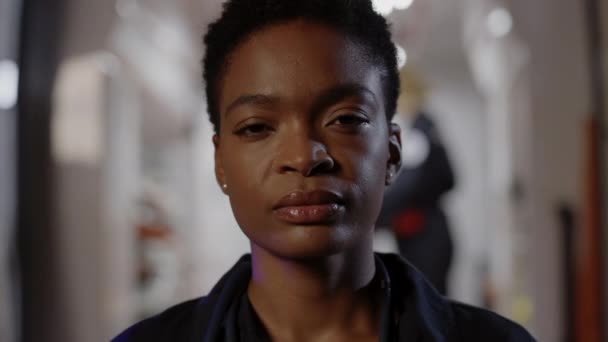 Portrait d'un ambulancier ambulancier afro-américain debout dans la rue la nuit — Video