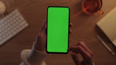 Yeşil ekran akıllı telefondan araklayan kadın