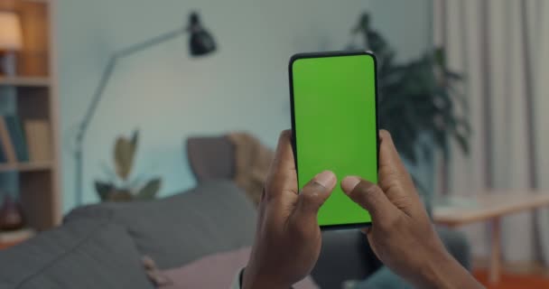 非裔美国人在智能手机上用彩色按键屏幕发短信 — 图库视频影像