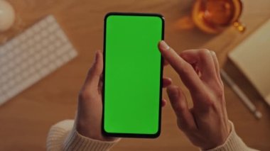 Akıllı telefonun krom anahtar ekranında süzülen kadın