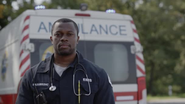 Médico afroamericano de pie en la calle con estetoscopio en el cuello — Vídeos de Stock