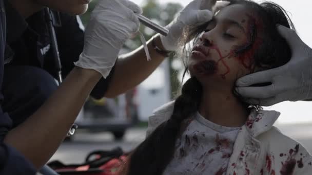 Equipo de paramédicos que brinda atención de emergencia para niños lesionados — Vídeos de Stock