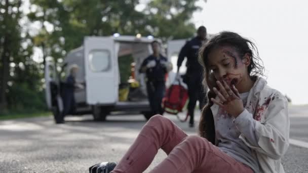 Paramédicos corriendo al niño indio sentado herido en la carretera — Vídeos de Stock