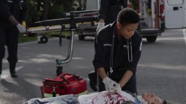 Afrikalı acil servis doktoru adama kalp masajı yapıyor.