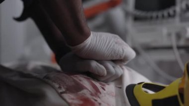 Sağlık görevlisi ambulanstaki hastaya kalp masajı yapıyor.