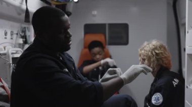 Afro-Amerikan sağlık görevlileri ambulansla seyahat ederken...